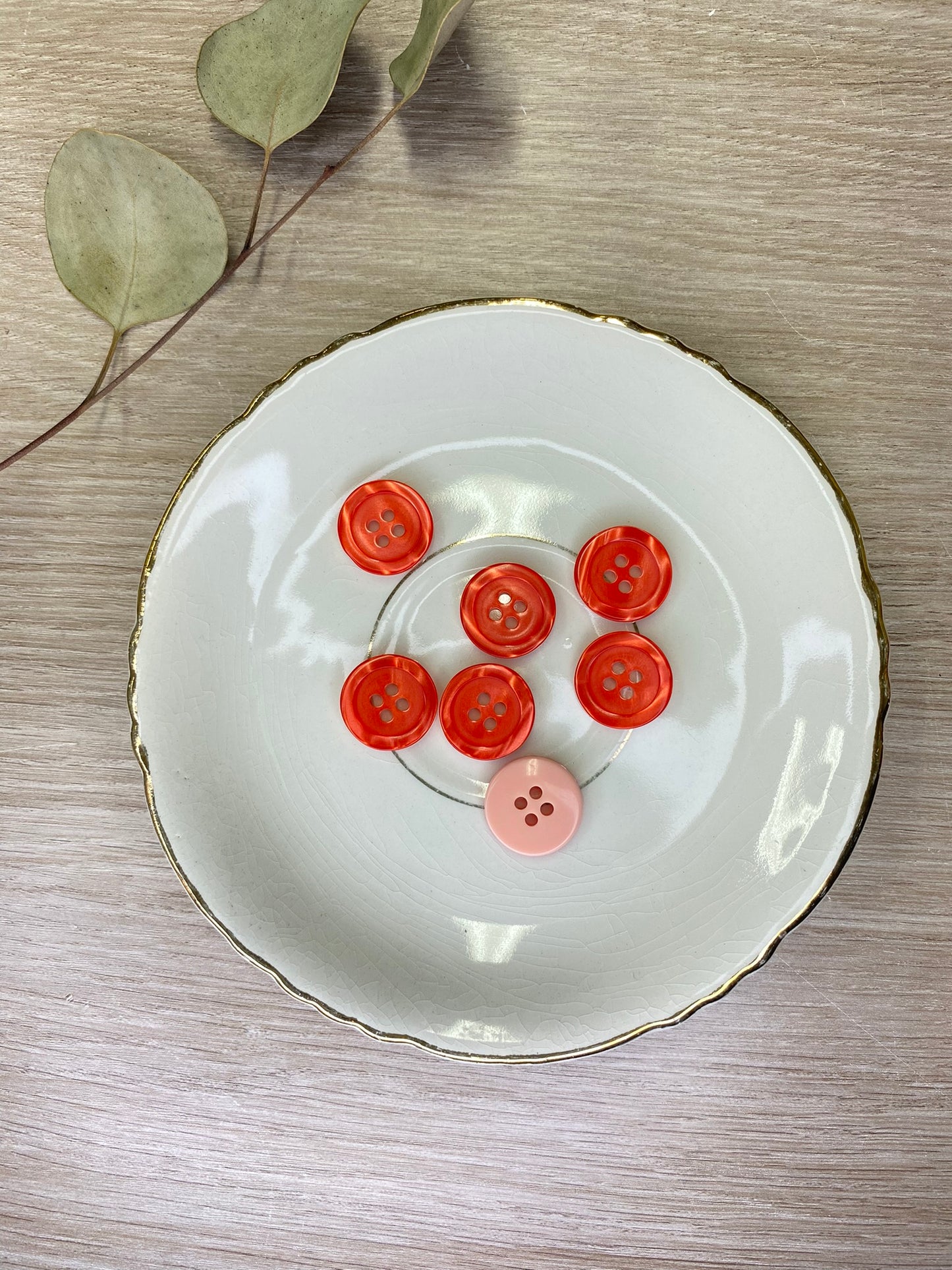 boutons à trous classique rouge